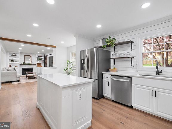 5th image of 408 William St NW