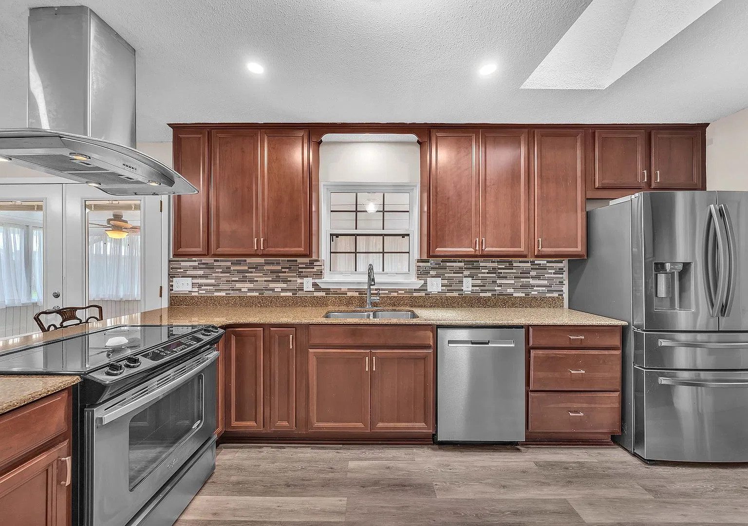 Spacious All-Brick Home with Huge Fenced Yard, Florida Room & Oversized Garage Less Than 10 Minut... — Photo 2