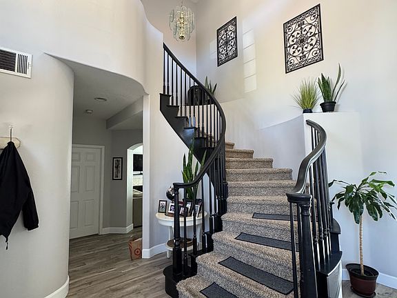 5th image of 1124 Meadowlark Dr