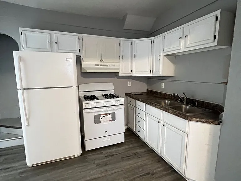 712 E 15th St — Photo 3