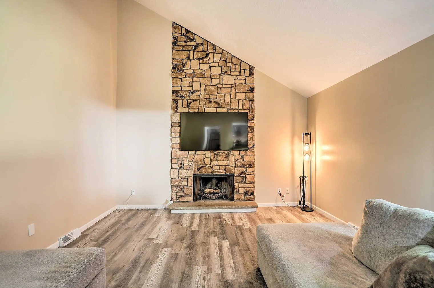 3 bed, 1.5 bath, $3,644 — Photo 2