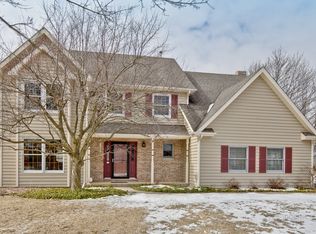 319 Wooded Knoll Dr, Cary, IL 60013