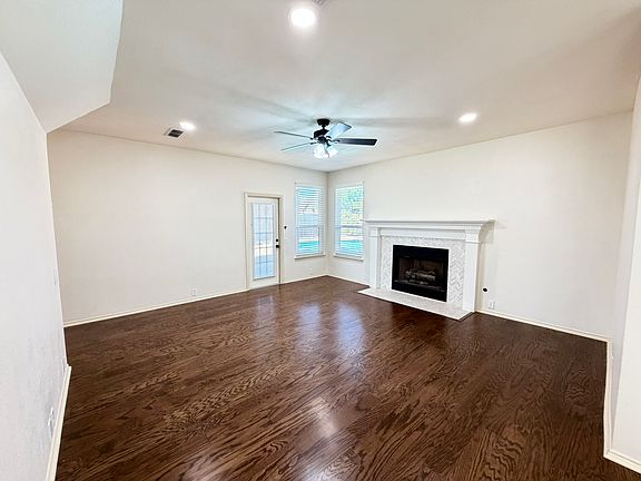 5th image of 405 Vasey Oak Dr
