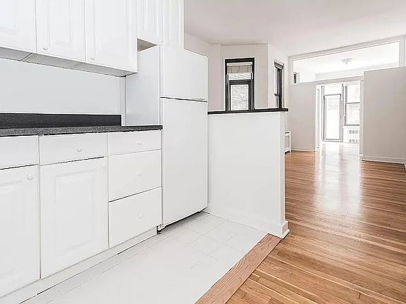 5th image of 321 E 69th St APT 1E