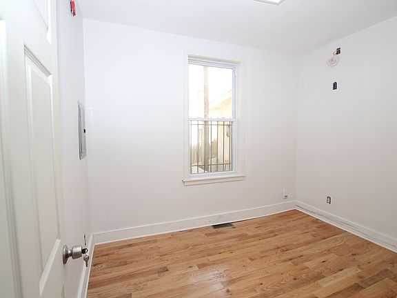 3rd image of 1628 Mount Vernon St #1R