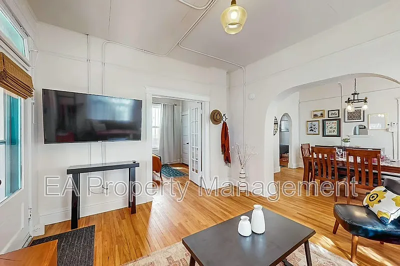 3 bed, 1.0 bath, 1300 sqft, $1,800 — Photo 3