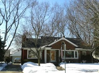 1961 Hawthorne Rd, Grosse Pointe Woods, MI 48236