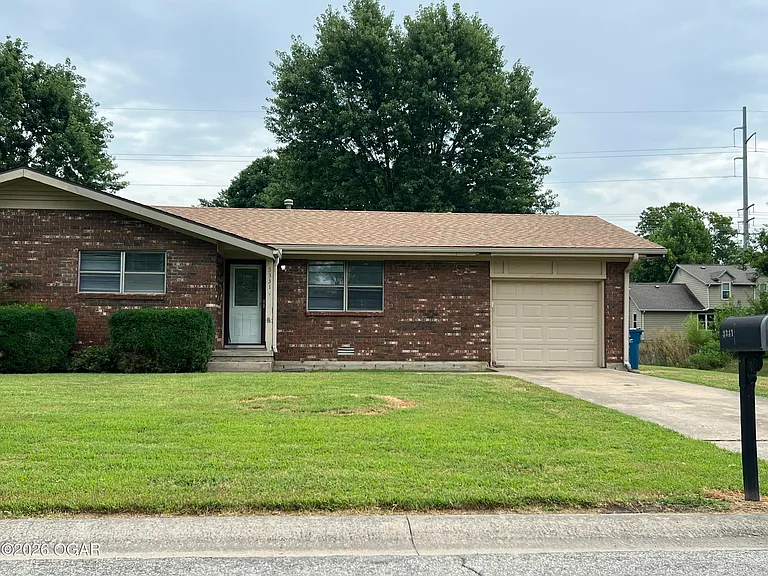 3331 Hawthorn Dr — Photo 1