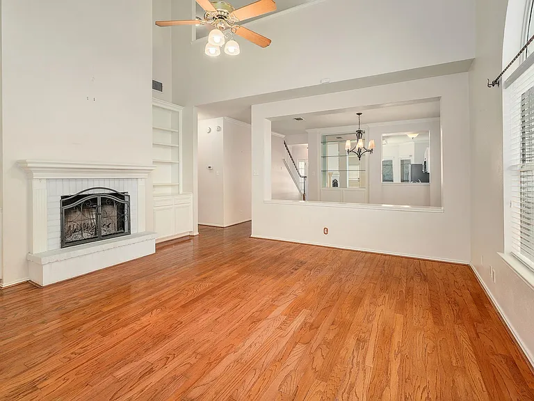 9401 Caracas Dr — Photo 5