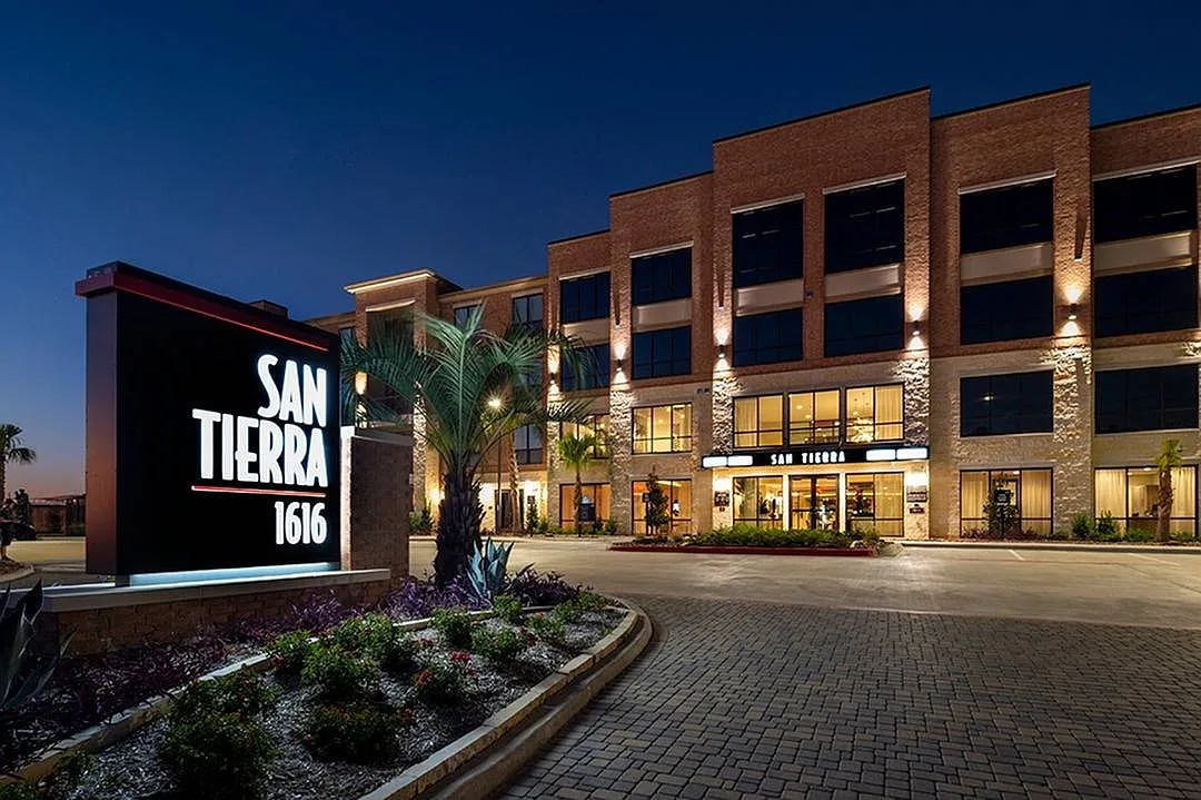 San Tierra — Photo 1