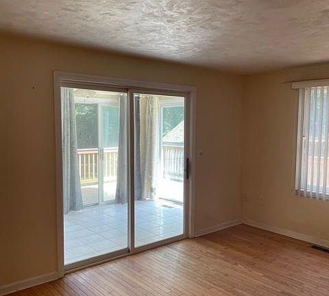 3rd image of 623 Adams St #1