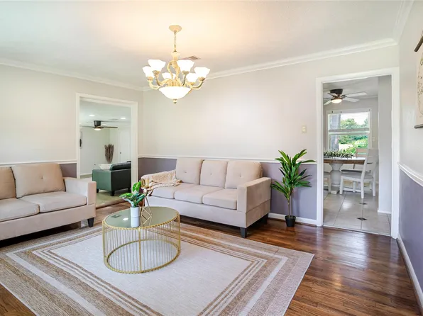 111 Fairway Dr, Alvin, TX 77511