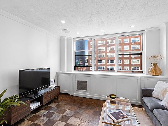 4th image of 32 Gramercy Park S APT 8B