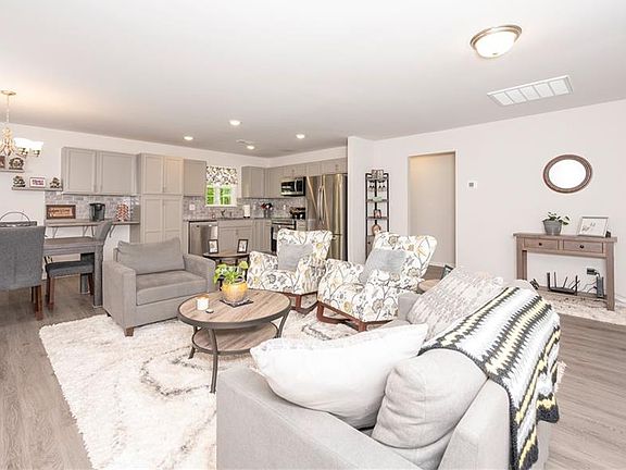 2nd image of 2943 Leslie Ln