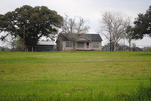 2nd image of 1375 County Road 402
