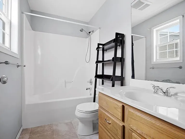 2719 Gill St — Photo 2