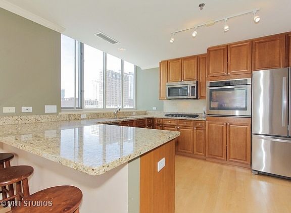 4th image of 1515 S Prairie Ave #P-210