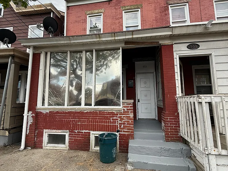 933 Beatty St — Photo 1