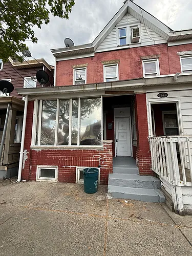 933 Beatty St Photo 1