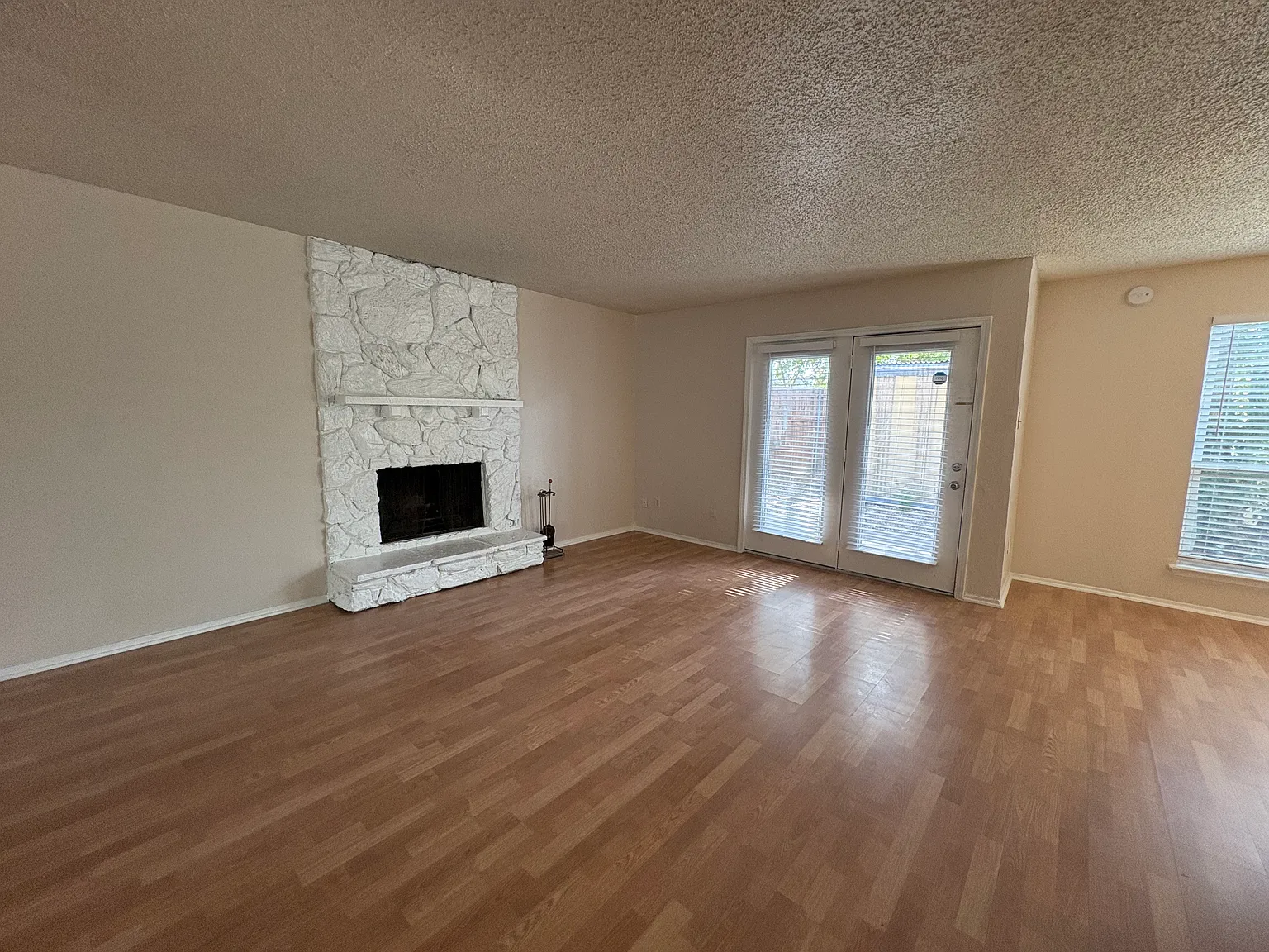 3 bed, 1400 sqft, $2,100 — Photo 4