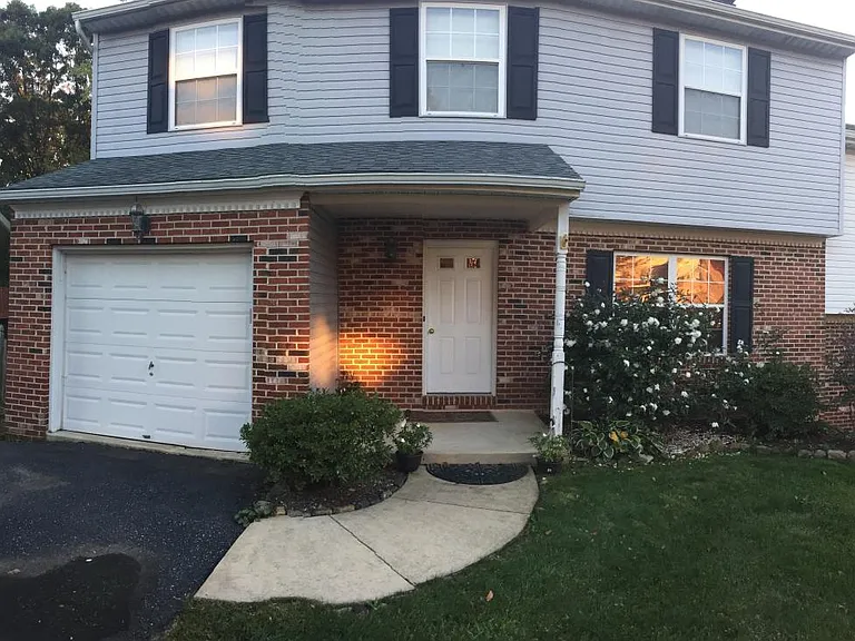 4047 Yorktown Dr — Photo 2