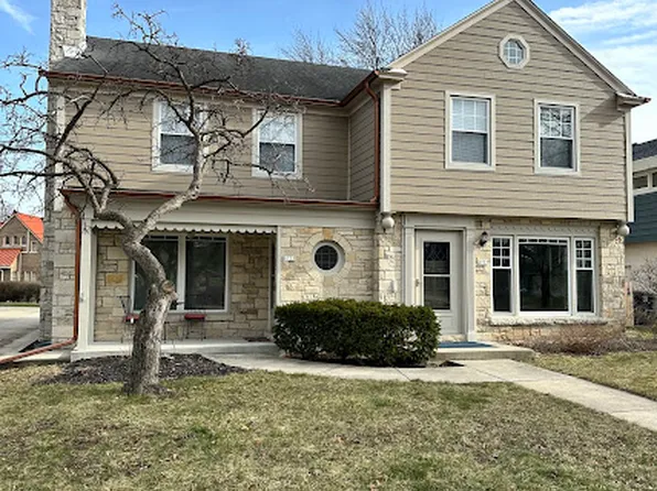 8735 Parkview Ct, Wauwatosa, WI 53226