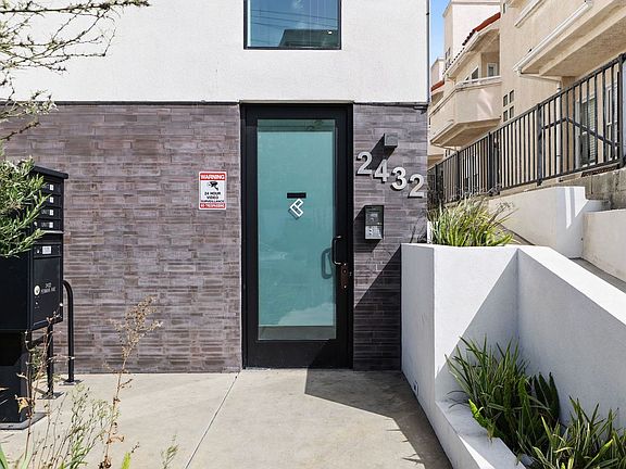 3rd image of 2432 Penmar Ave #Townhouse