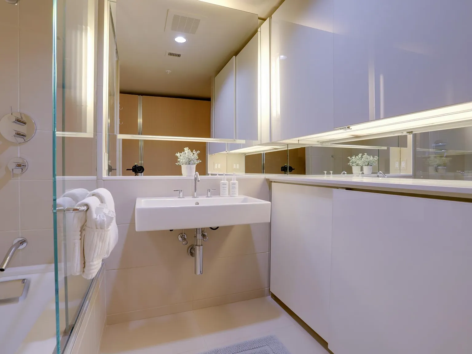 1 bed, 930 sqft, $5,700 — Photo 3
