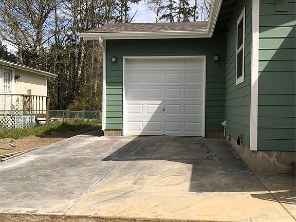 4th image of 834 Magellan Ave NE