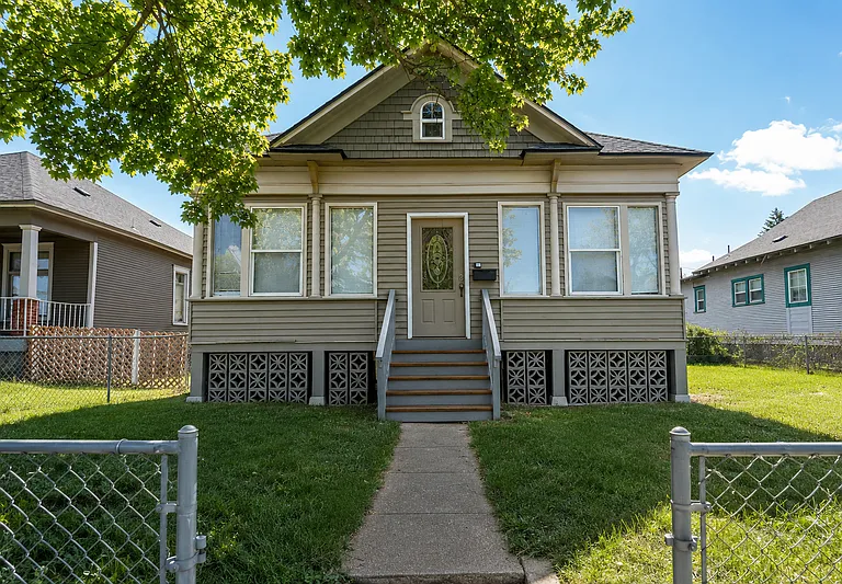 1011 E Augusta Ave — Photo 2