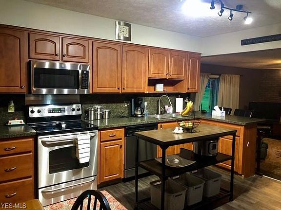 4th image of 3242 Helen Dr