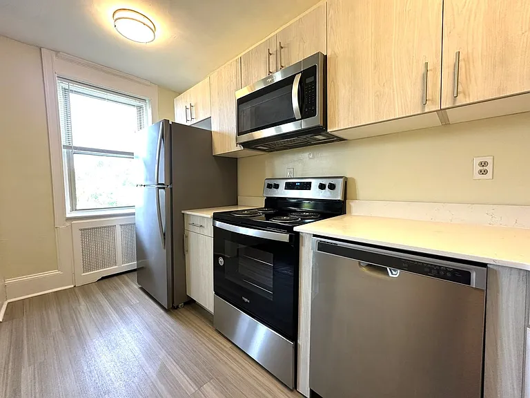Queen Lane Manor — Photo 15