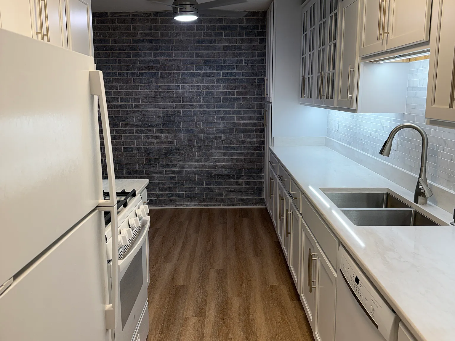 2 bed, 1.5 bath, 980 sqft, $2,000 — Photo 2