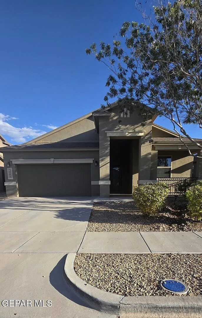 4 bed, 2.0 bath, 1930 sqft, $2,100 — Photo 1