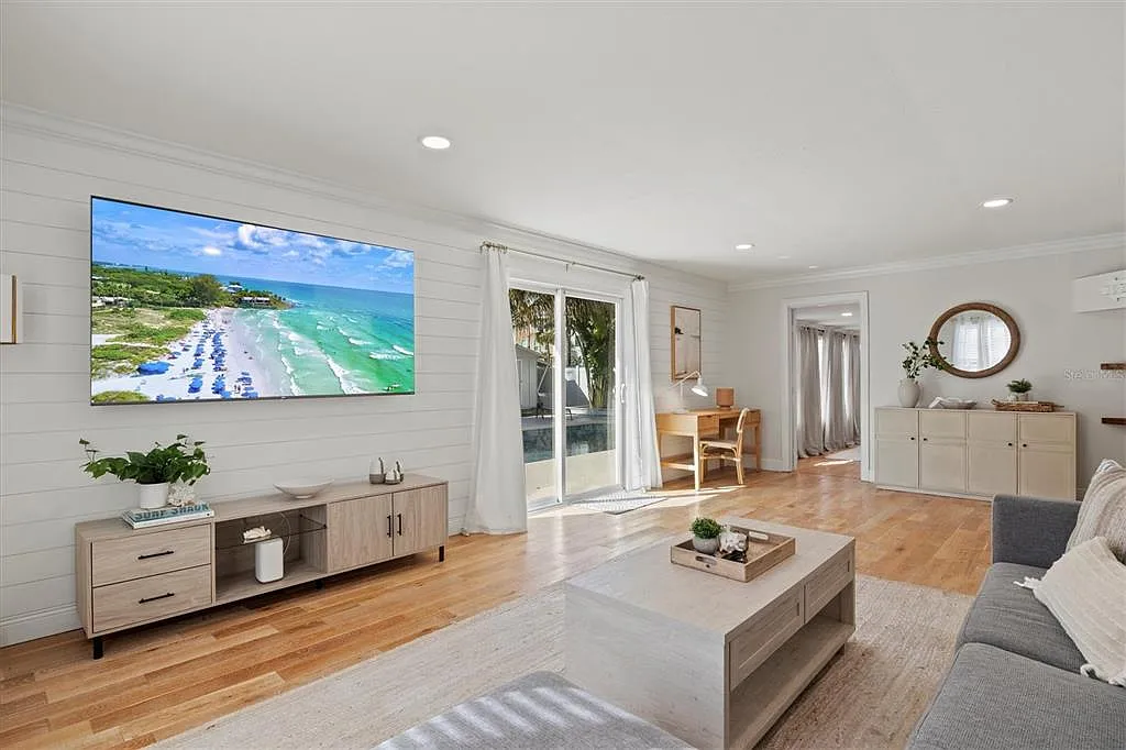 4 bed, 2.0 bath, 1550 sqft, $9,900 — Photo 3