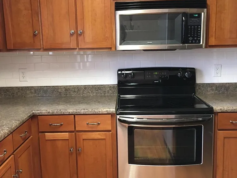 Smooth top range with selfcleaning oven. Microwave. Subway t