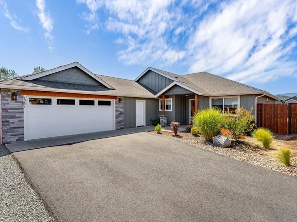 1561 Raydean Dr, Grants Pass, OR 97527