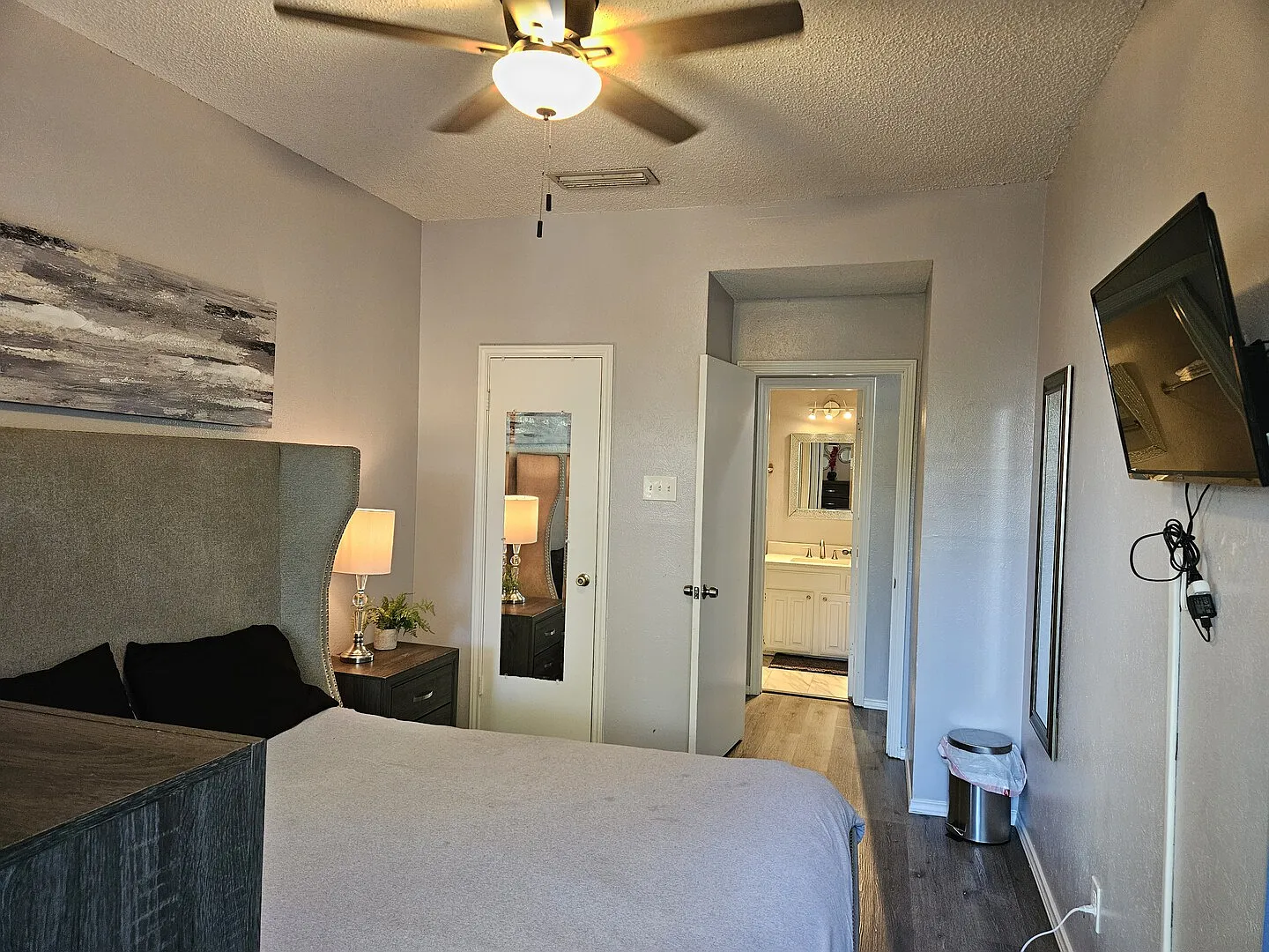 I30 World Cup Stay - 18 min to AT&T - Sleeps 2 - Public Transit — Photo 4
