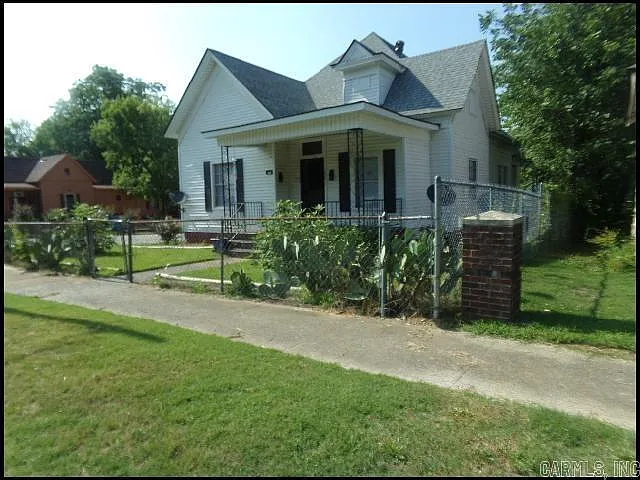 1 bed, 1.0 bath, 740 sqft, $700 — Photo 2