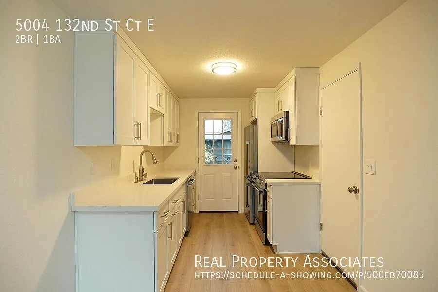 Newly Renovated Two Bedroom Duplex Home with an Attached One Car Garage — Photo 4