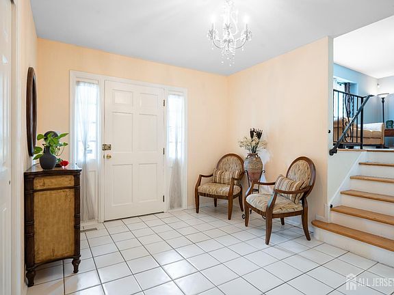 4th image of 6 Eileen Ct
