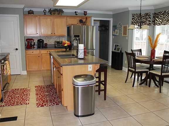 SPACIOUS KITCHEN