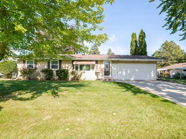 2682 Tulip Ln, Green Bay, WI 54313