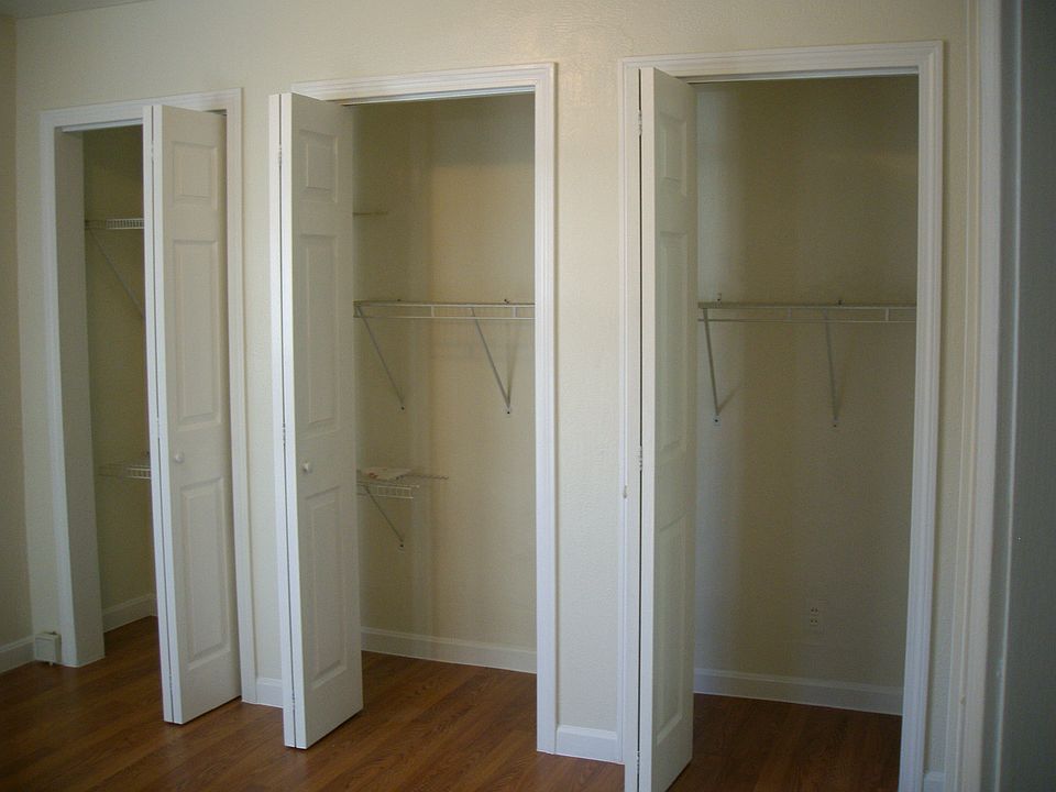 unit-1-bedroom-closet