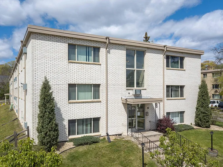 LaBlanche Apartments — Photo 21