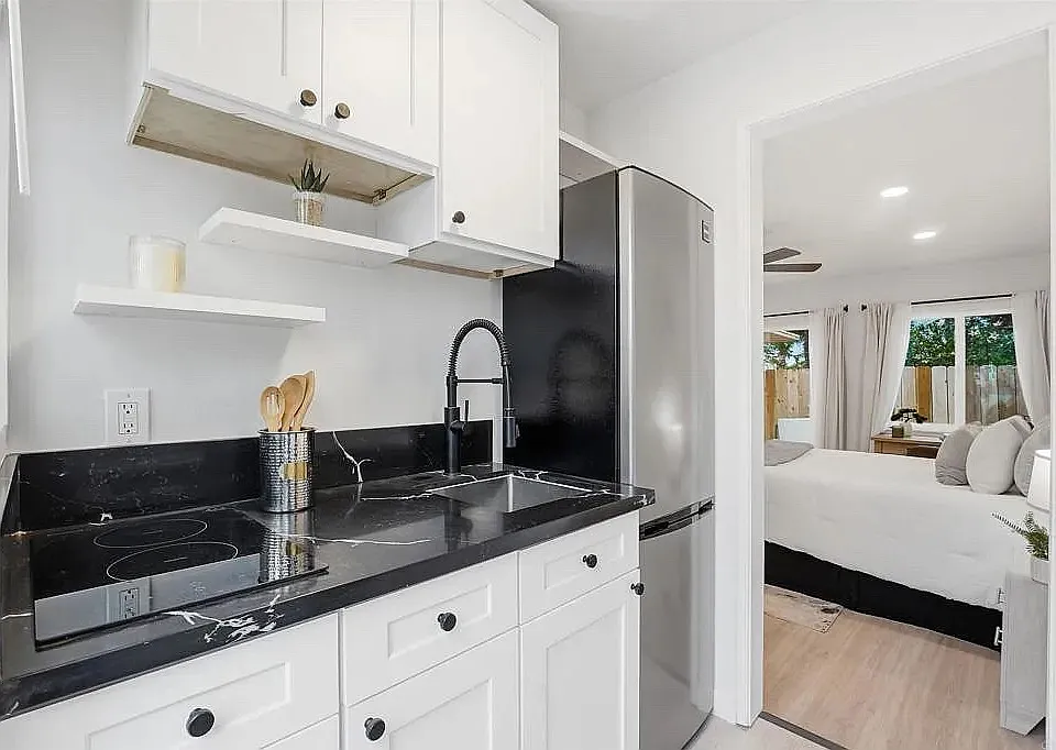 Studio, 400 sqft, $1,900 — Photo 3