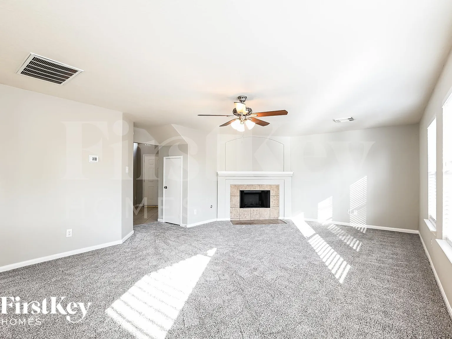 3 bed, 2.5 bath, 2305 sqft, $2,160 — Photo 3
