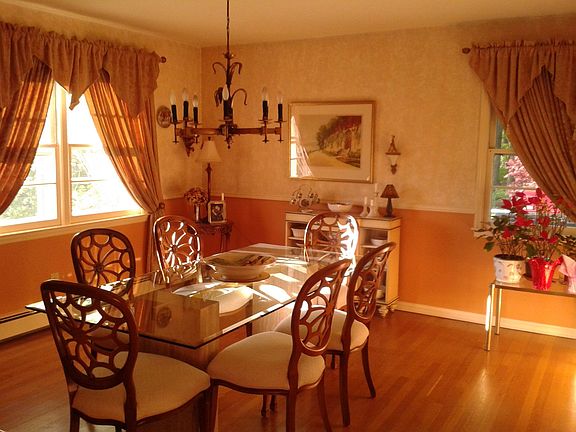 4th image of 12 Suzanne Ln