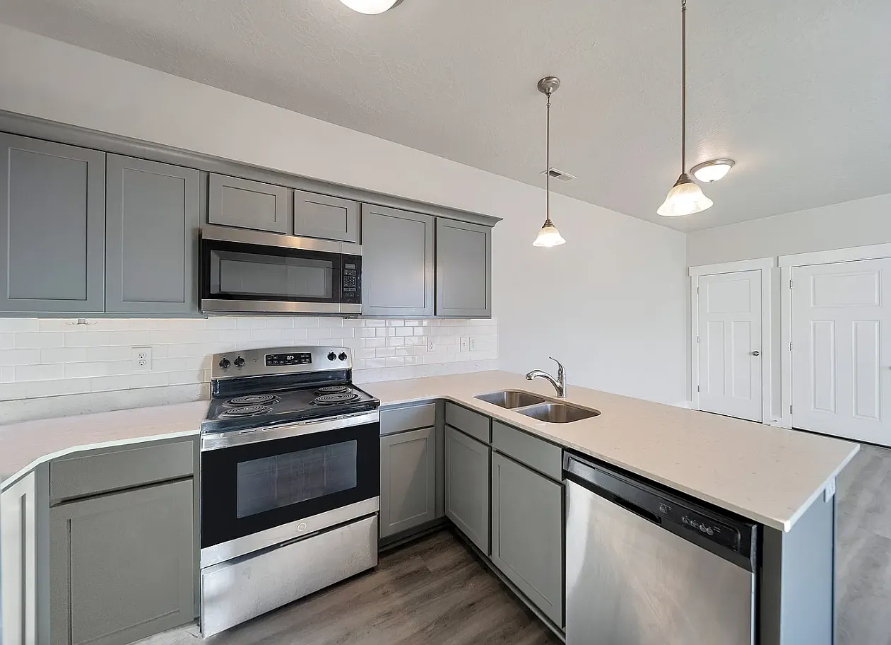 3 bed, 1272 sqft, $1,900 — Photo 1