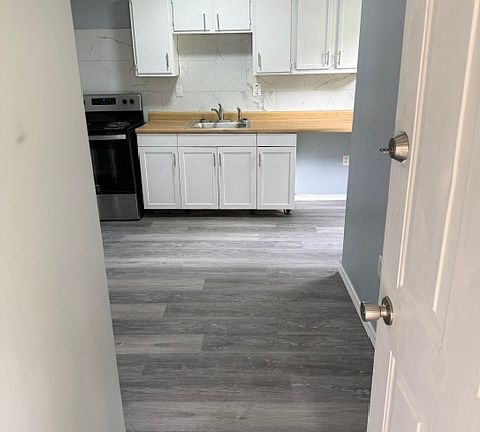 upper floor main entrance door leading into kitchen